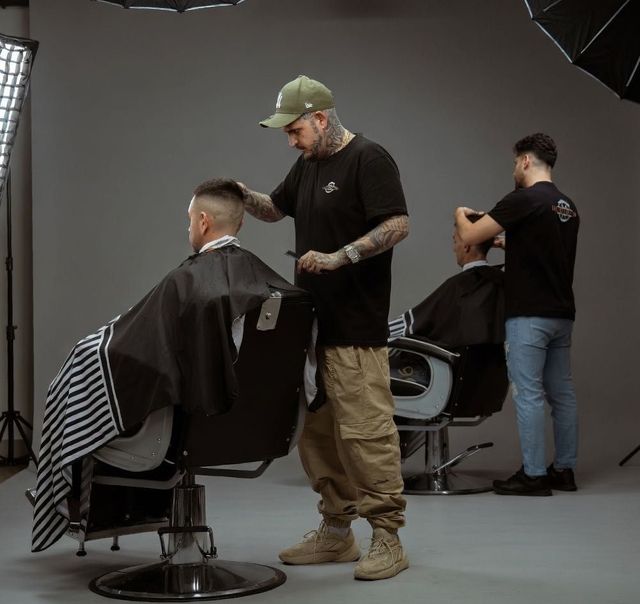 Dos barberos trabajando